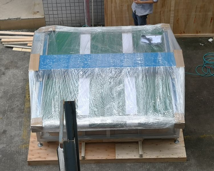 1561343519573826.jpg 1.8米寬幅檢針機緬甸羽絨服包裝現場.jpg