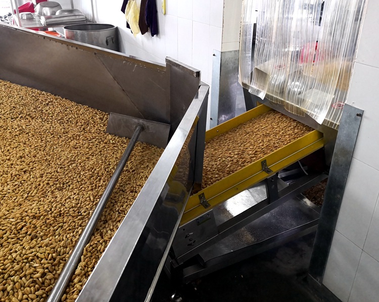 1562201080752153.jpg 傻二哥花生食品金屬檢測(cè)機(jī)使用現(xiàn)場(chǎng)4.jpg