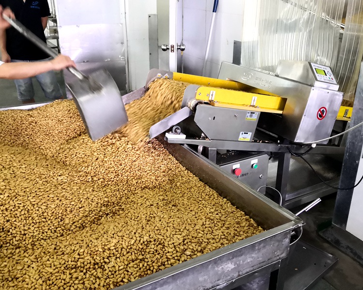 1562201090144599.jpg 傻二哥花生食品金屬檢測(cè)機(jī)使用現(xiàn)場(chǎng)2.jpg