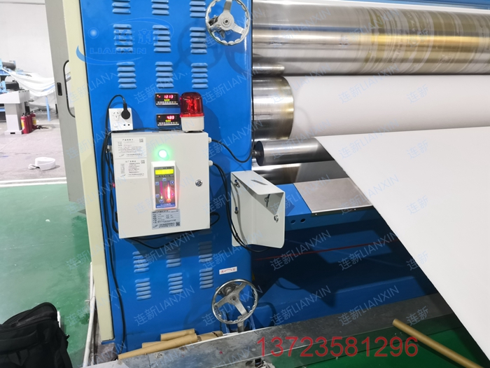 1565187649479014.jpg 恒新無(wú)紡布3.8米燙平機(jī)加裝檢針機(jī)3.jpg